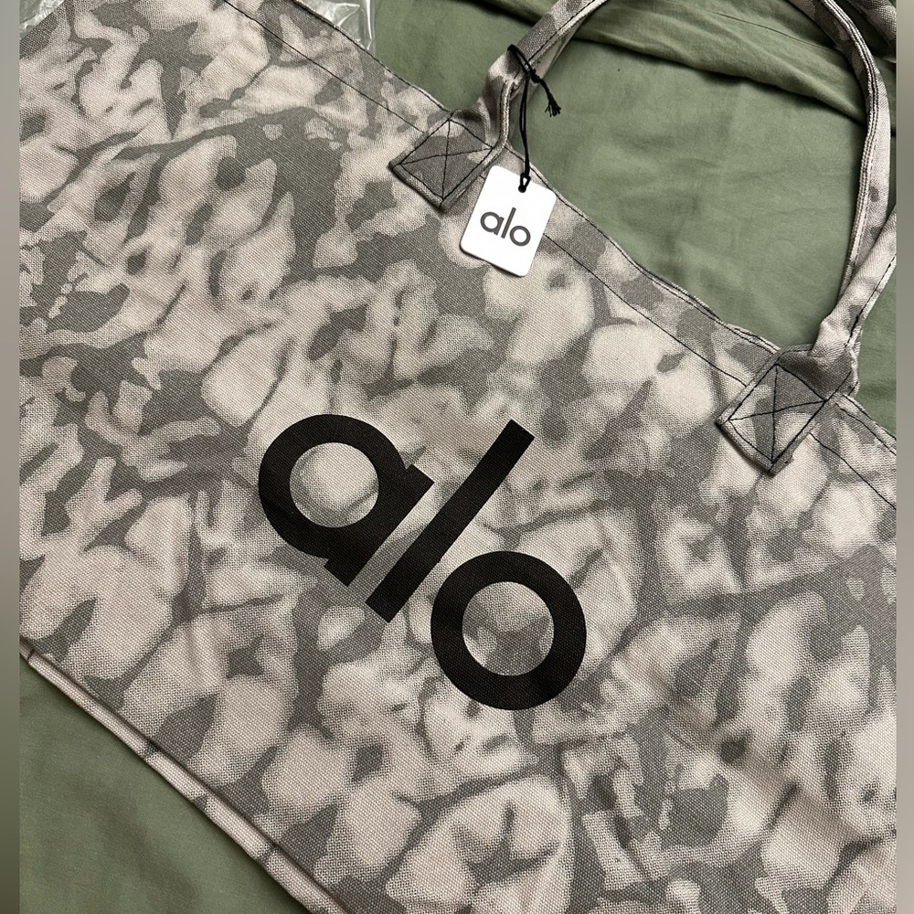 alo yoga shopper tote